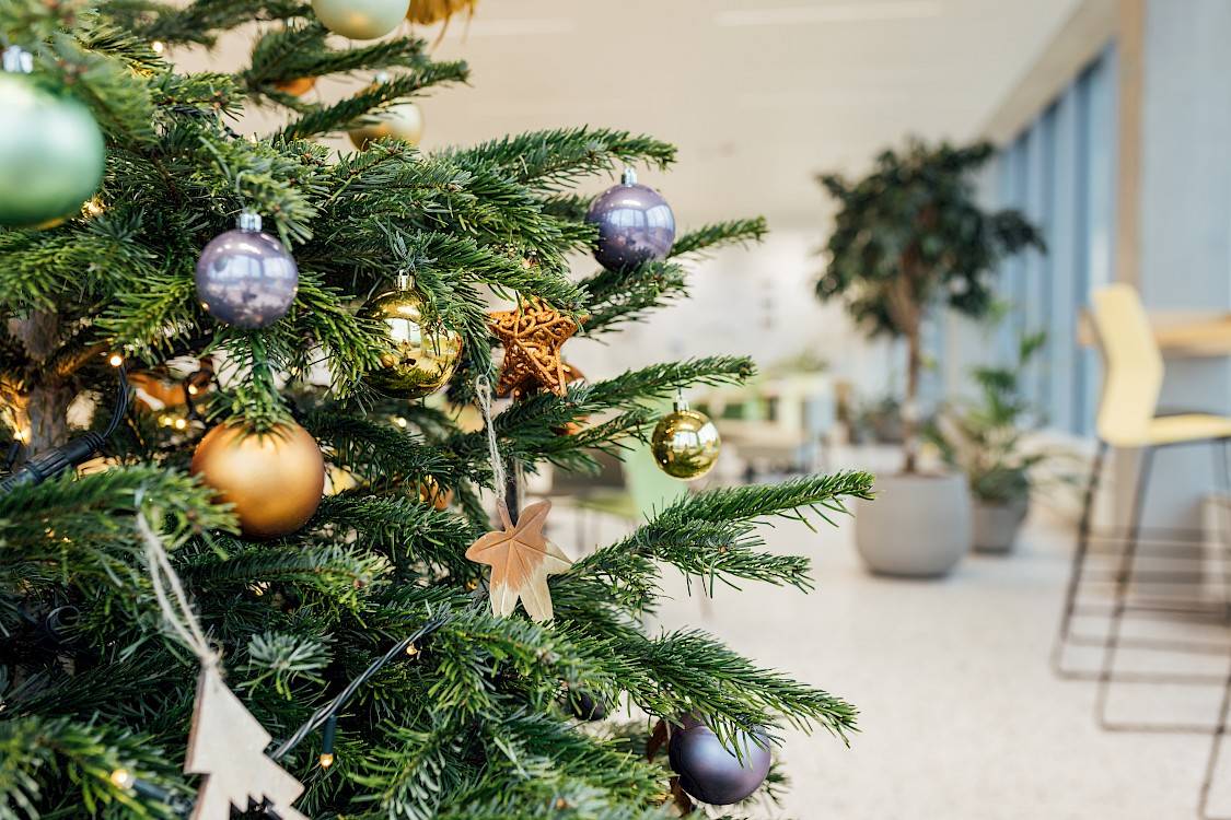 Versierde echte kerstboom op kantoor Spraying systems