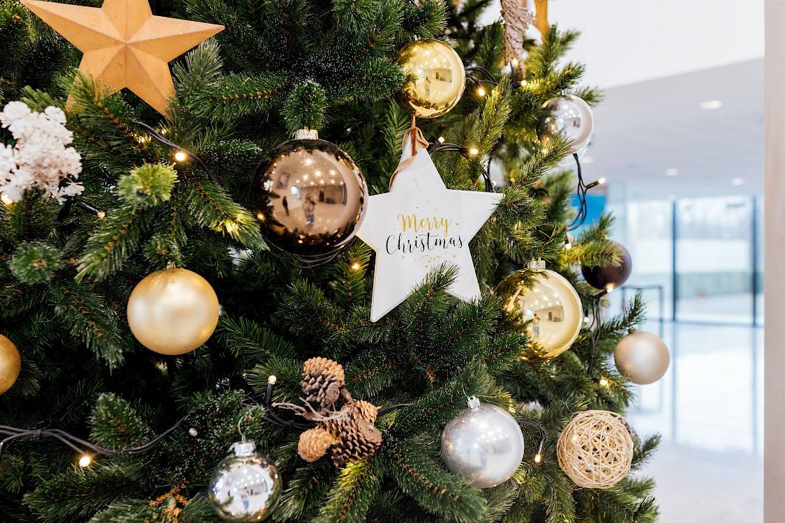 Versierde kerstboom op kantoor