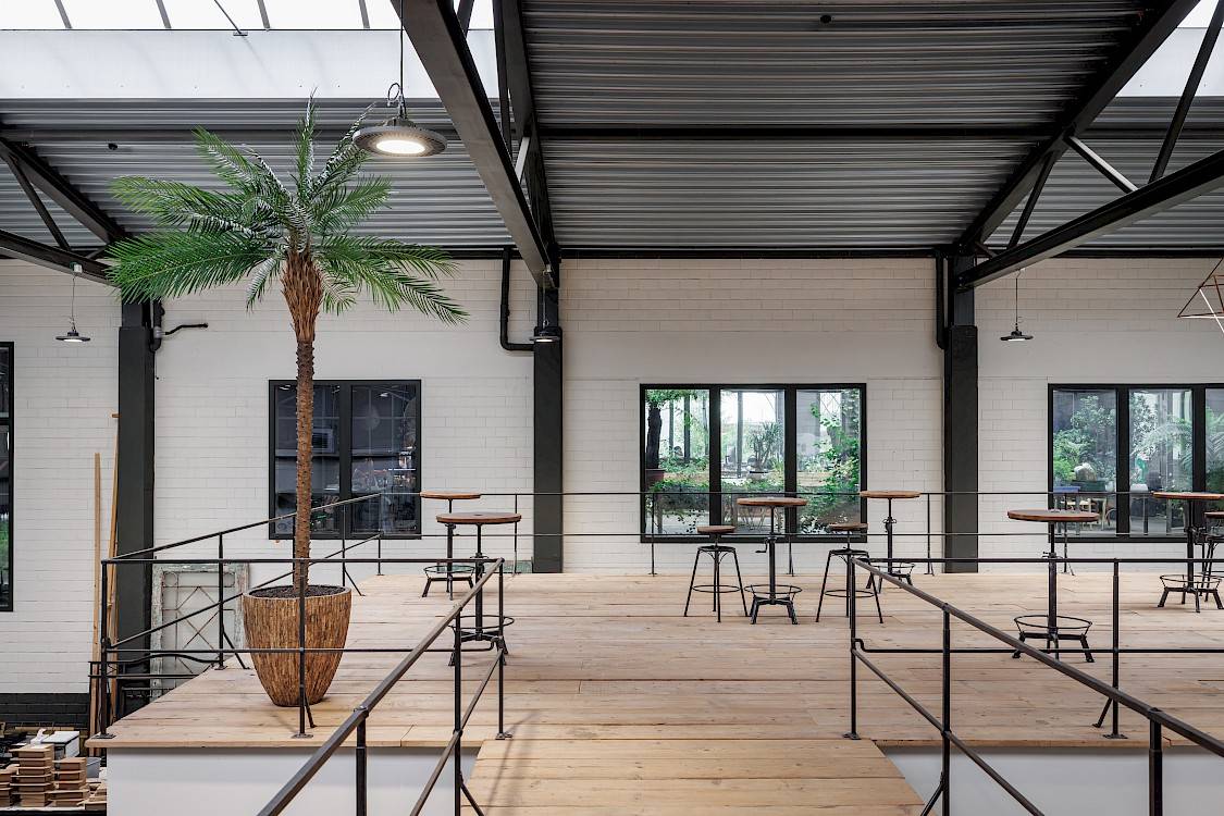 Kunstpalmboom in houten bak op kantoor